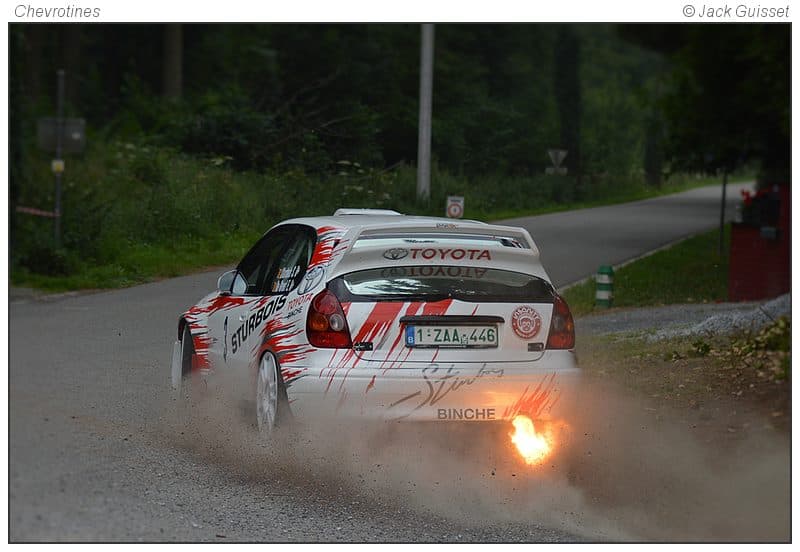 Toyota Corolla Sturbois en rallye, échappement crachant les flammes